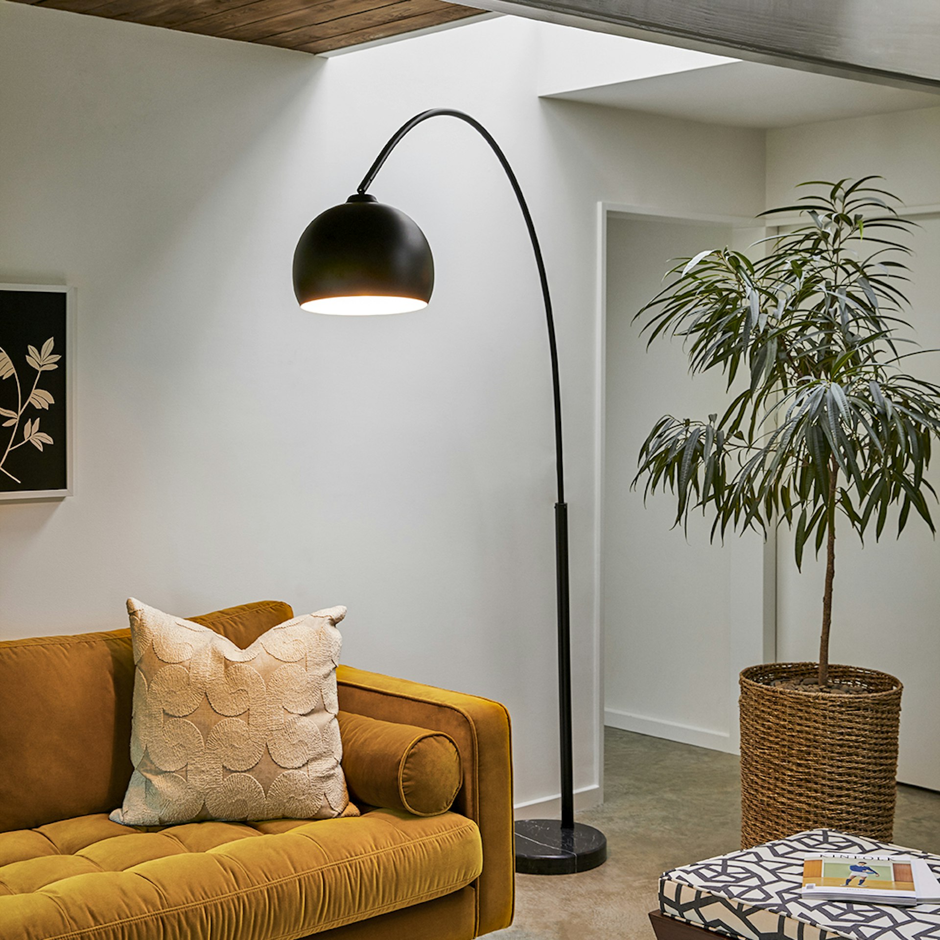Crescent Floor Lamp - Black